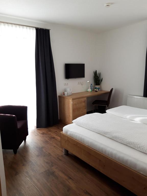 Rúm í herbergi á Haus Arnold - Privatzimmer und Ferienwohnungen