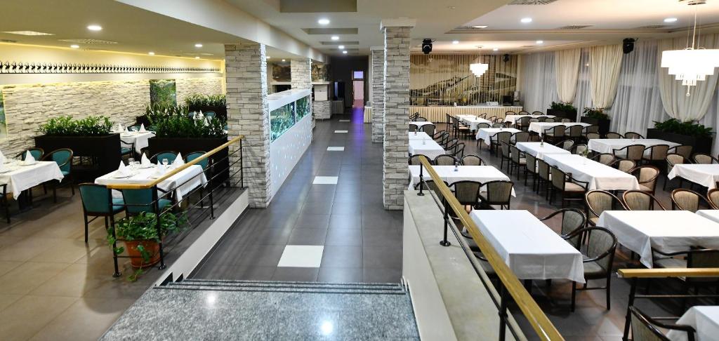 Reštaurácia alebo iné gastronomické zariadenie v ubytovaní Hotel Alkar