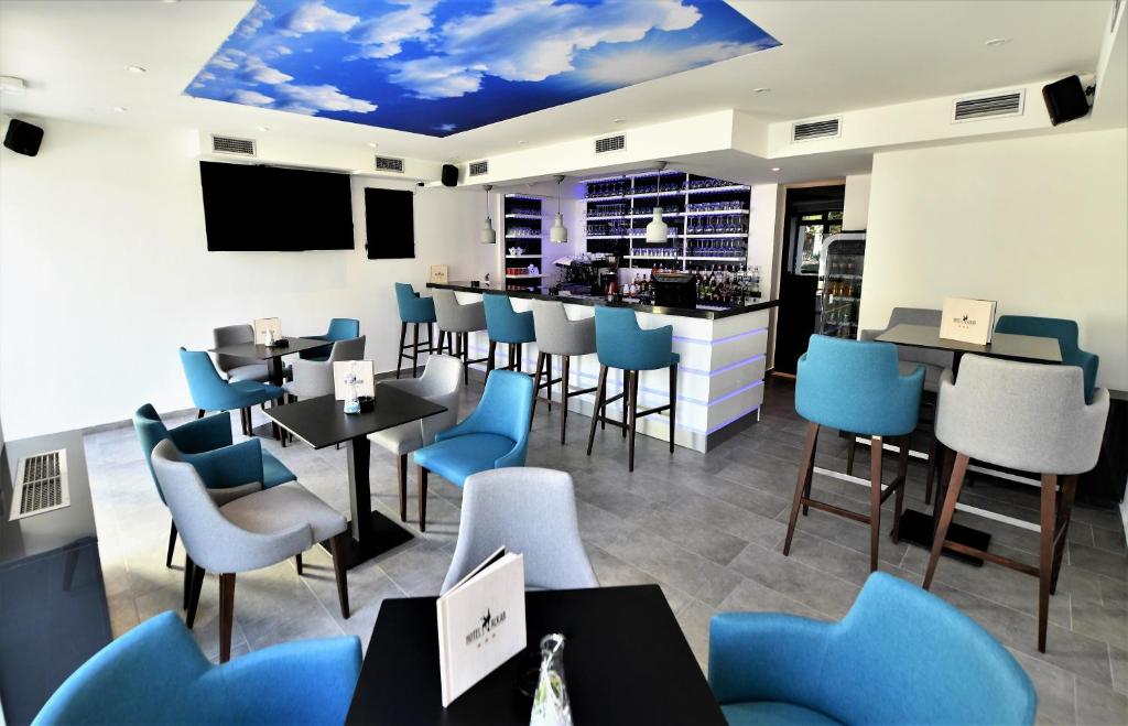 Televízia a/alebo spoločenská miestnosť v ubytovaní Hotel Alkar