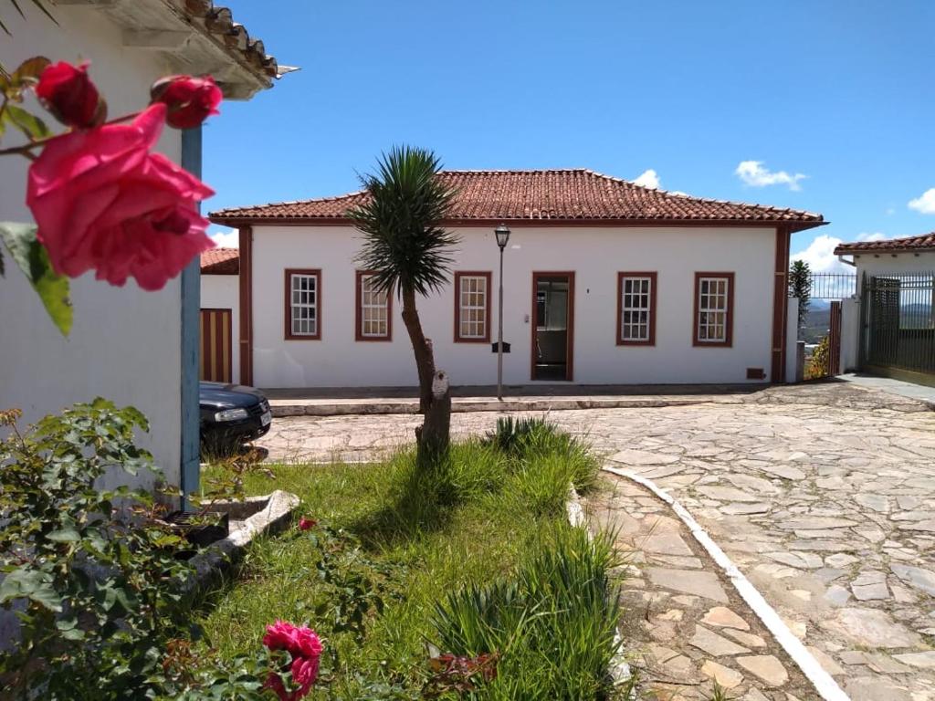 a house with a palm tree in front of it at Hospedagem Solar do Rosário in Diamantina