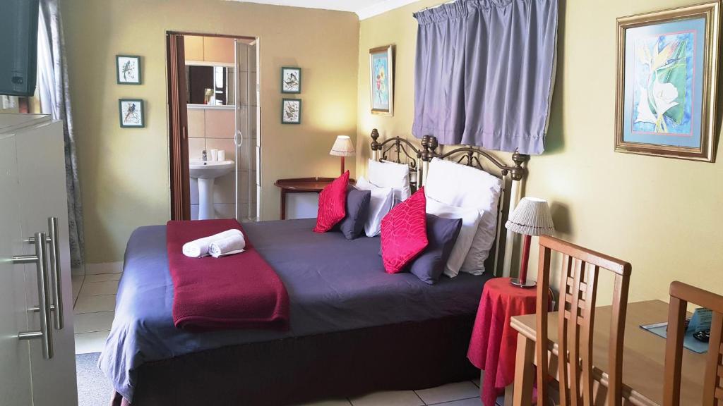 Postel nebo postele na pokoji v ubytování Hoylake Inn