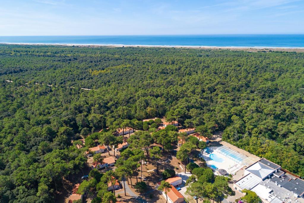 uma vista aérea de um resort com piscina e oceano em Azureva Ile d'Oleron em Grand-Village-Plage