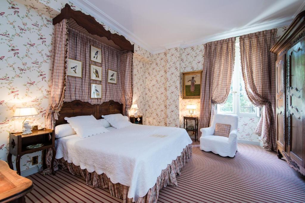 a bedroom with a large bed and a chair at Chambre d&#39;hôtes Château Gigognan in Sorgues