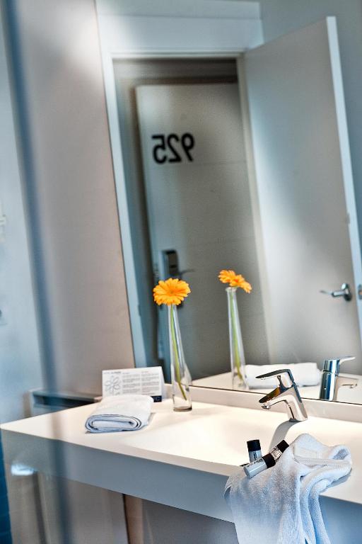 a bathroom with a sink and a mirror at Hotel Alimara in Barcelona