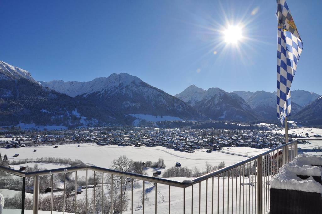 Blick auf eine Stadt im Schnee mit Bergen in der Unterkunft Allgäuer Bergbad in Oberstdorf