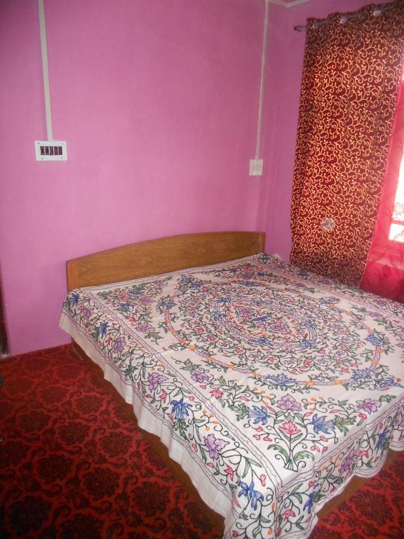 Postel nebo postele na pokoji v ubytování Alamdar guest house