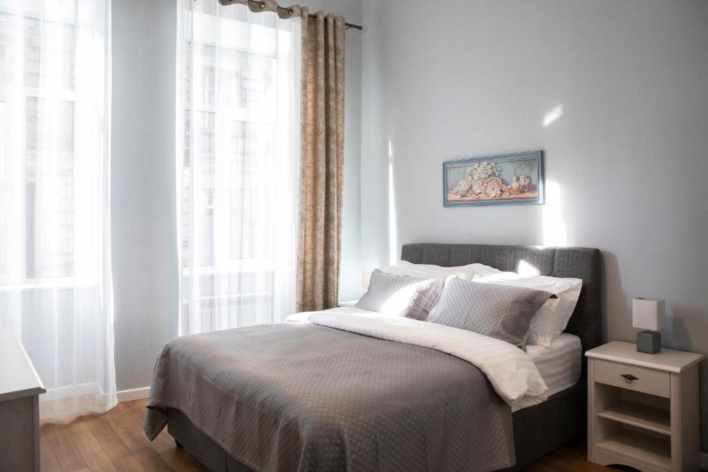 sypialnia z łóżkiem i oknem w obiekcie Charming apartment in the historic district of Tbilisi w mieście Tbilisi City