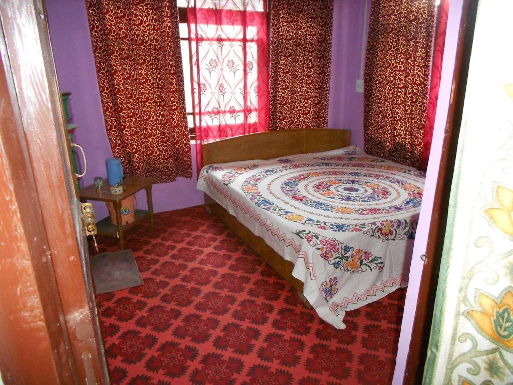 Postel nebo postele na pokoji v ubytování Alamdar guest house