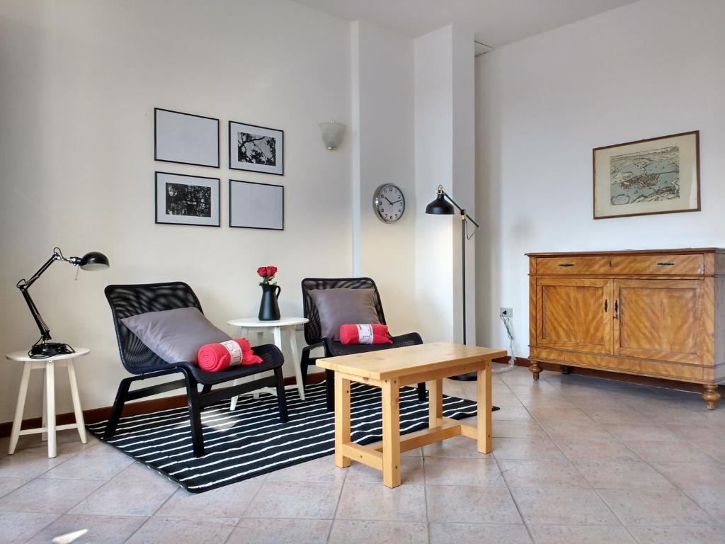 een woonkamer met 2 stoelen en een tafel bij Bright Apartment in Marostica in Marostica