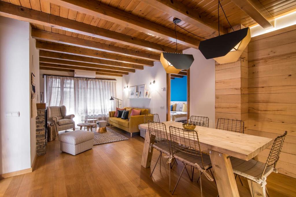 エステリ・ダネウにあるBARN THE RETREAT Apartamento premium en Esterri d'Àneuのダイニングルーム(テーブル付)、リビングルーム