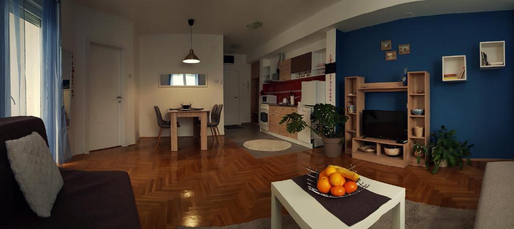 Konstantin Lux - Wohnung Mit Zwei Schlafzimmern