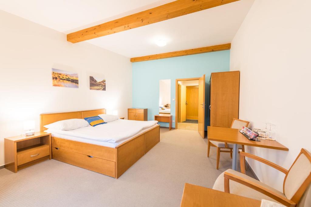 Ein Bett oder Betten in einem Zimmer der Unterkunft Hotel Kaskáda