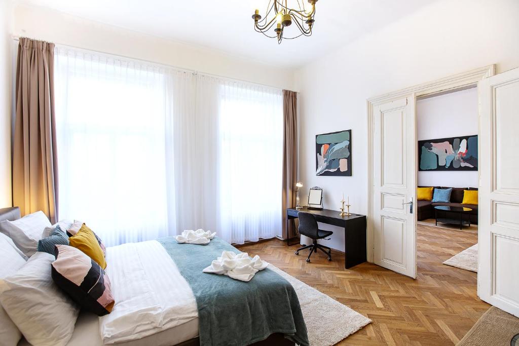 Postel nebo postele na pokoji v ubytování 5BR 2BATH family APT 5mins to Wenceslas square