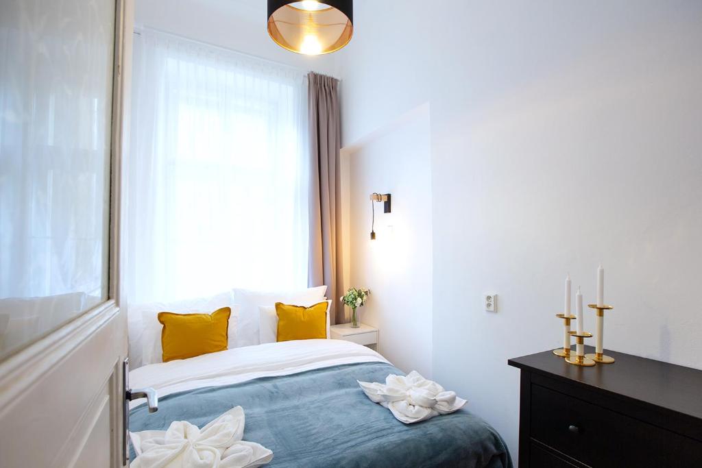 Postel nebo postele na pokoji v ubytování 5BR 2BATH family APT 5mins to Wenceslas square