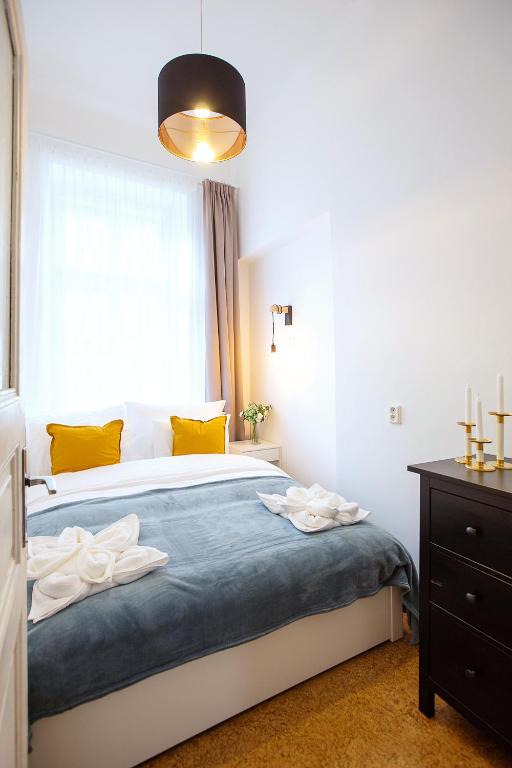 Postel nebo postele na pokoji v ubytování 5BR 2BATH family APT 5mins to Wenceslas square