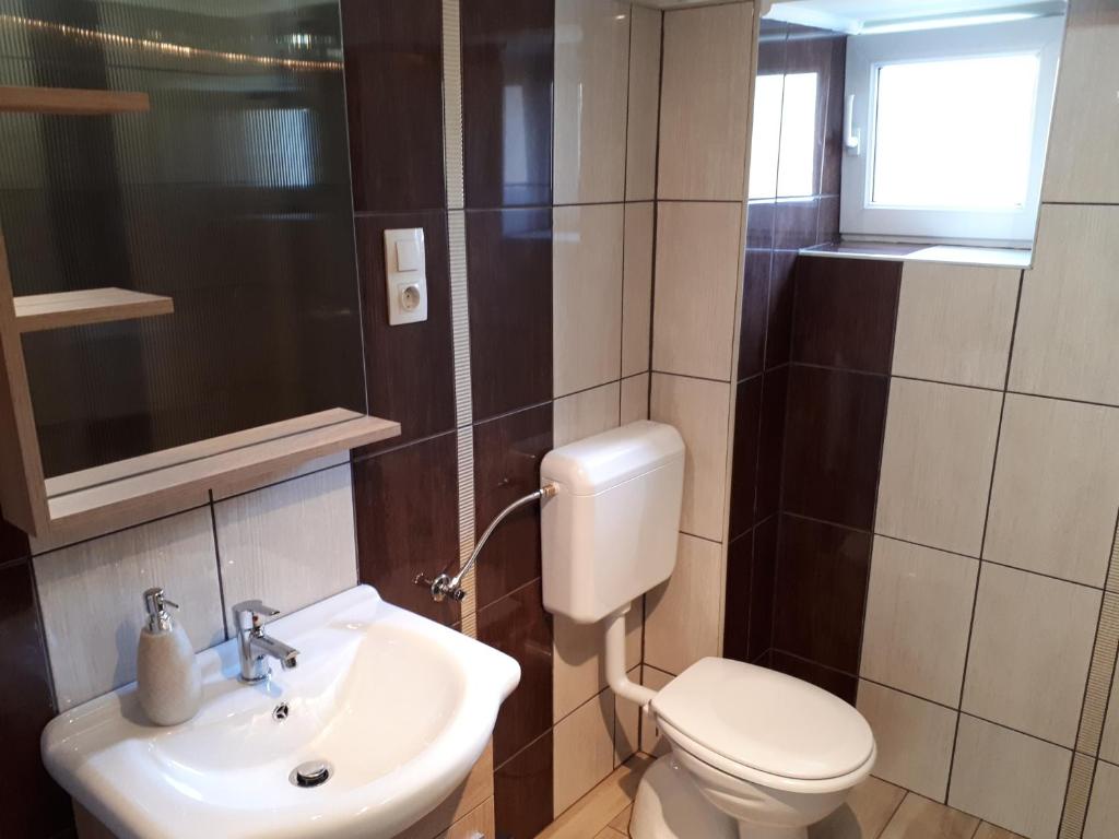 A bathroom at Csóka Apartman Pápa