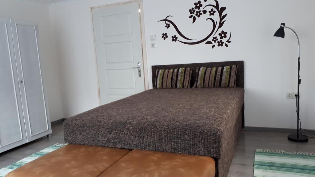 A bed or beds in a room at Csóka Apartman Pápa