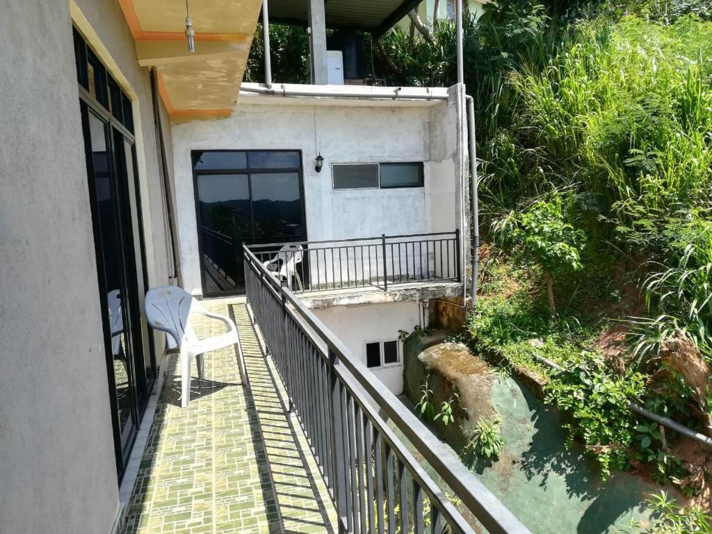 Balkón nebo terasa v ubytování Kandy Hill Escape