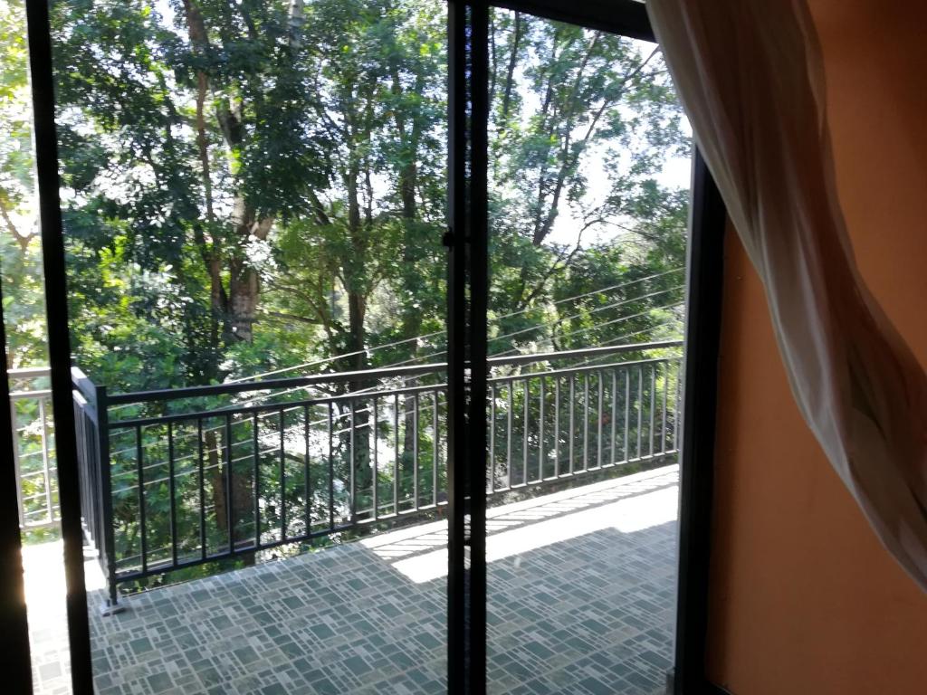 Balkón nebo terasa v ubytování Kandy Hill Escape