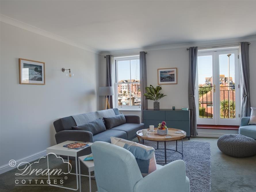 ウェイマスにあるMarina Vistaのソファとテーブルのあるリビングルーム