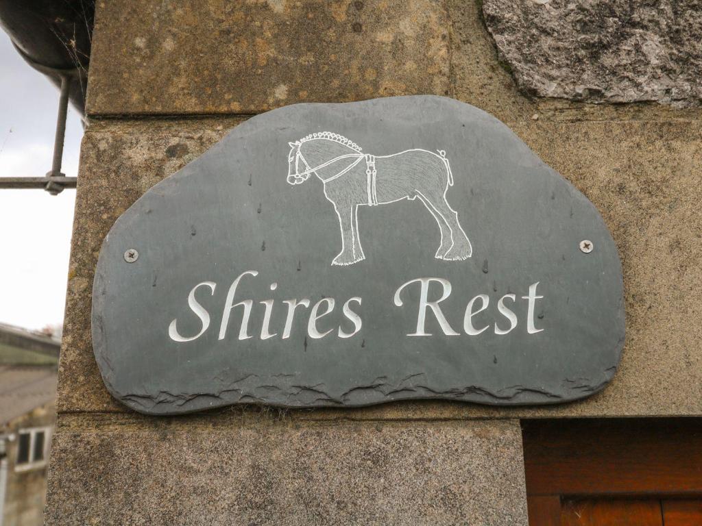 Una señal para un brillo descansa con un caballo. en Shires Rest, en Buxton