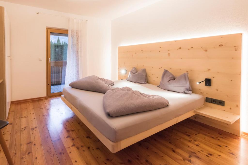 Postel nebo postele na pokoji v ubytování Residence-Garni Haus Tschenett