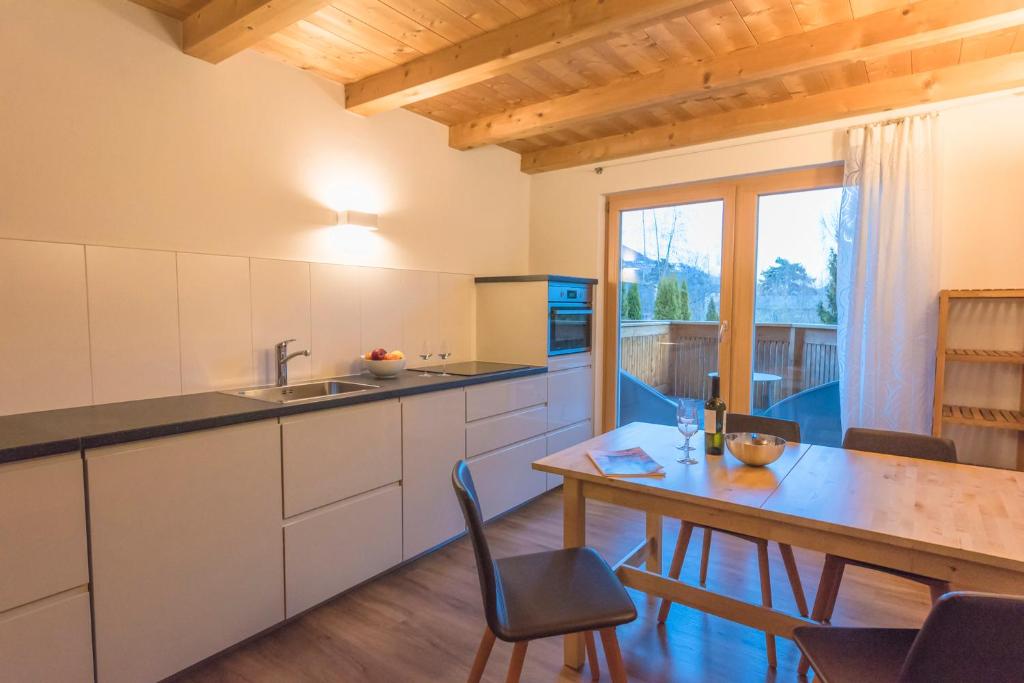 Kuchyň nebo kuchyňský kout v ubytování Residence-Garni Haus Tschenett