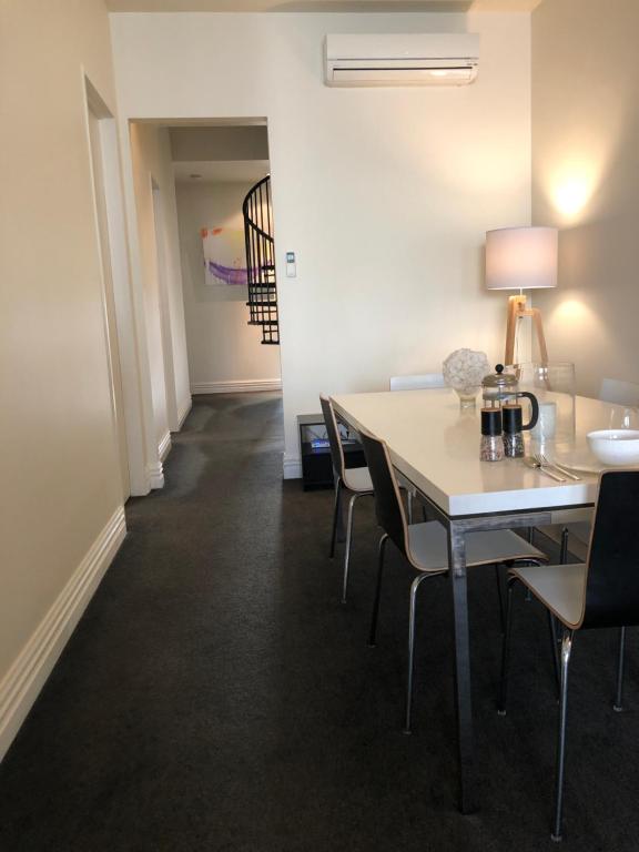 Bond Street Apartment Luxury 3 Bedroom - Resim 22
