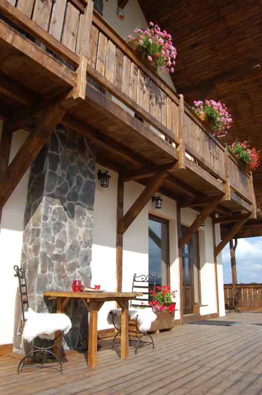 Balkón nebo terasa v ubytování Cabana Moţilor