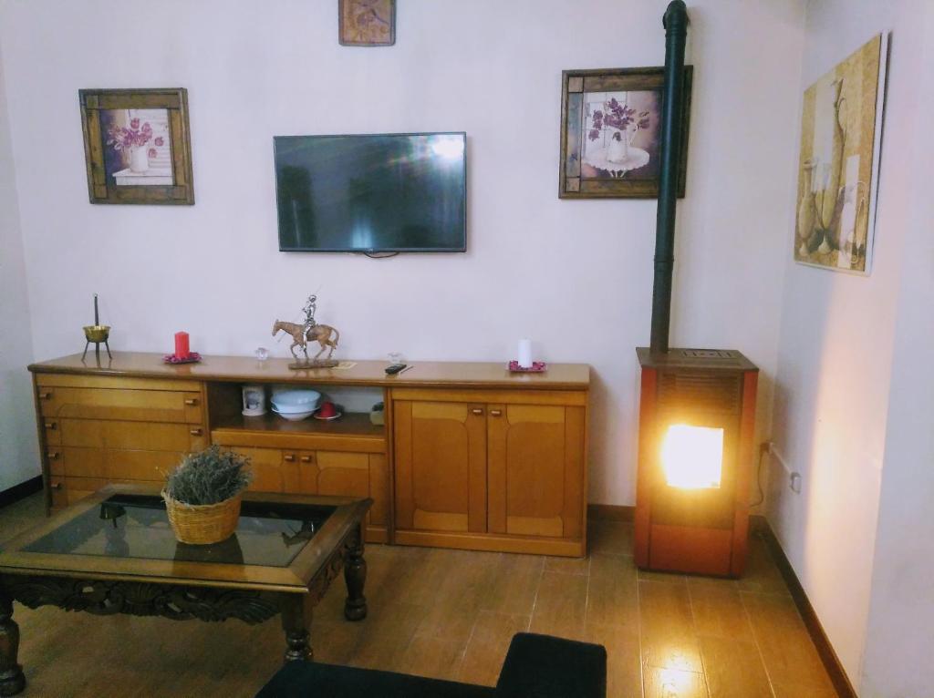 Televízia a/alebo spoločenská miestnosť v ubytovaní Casa Rivera Río Jucar