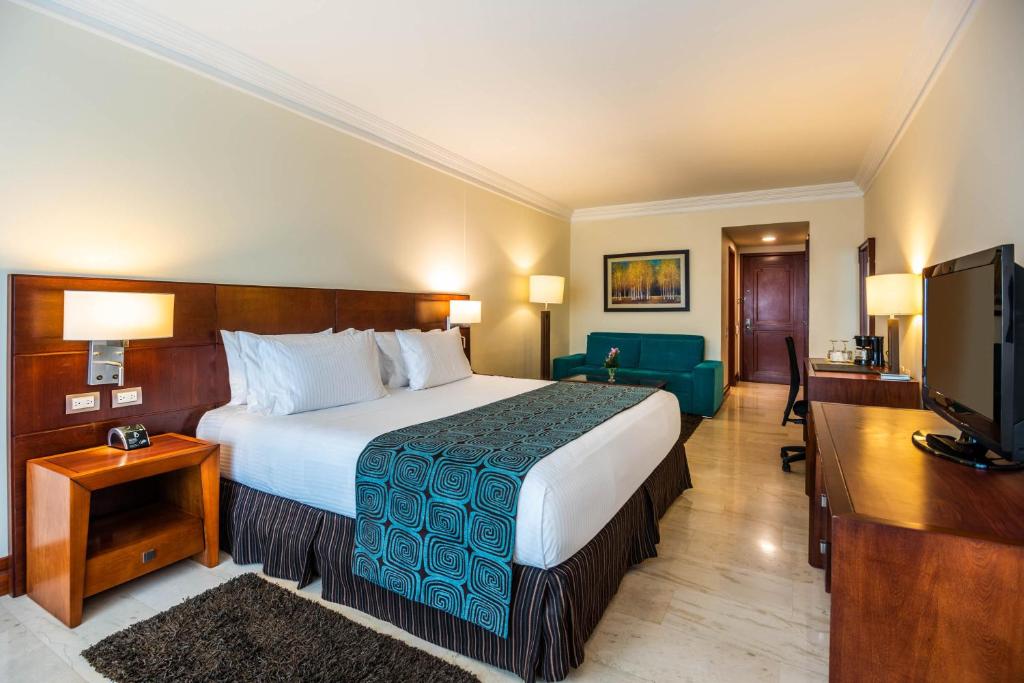 Una cama o camas en una habitación de Hotel Dann Carlton Bucaramanga