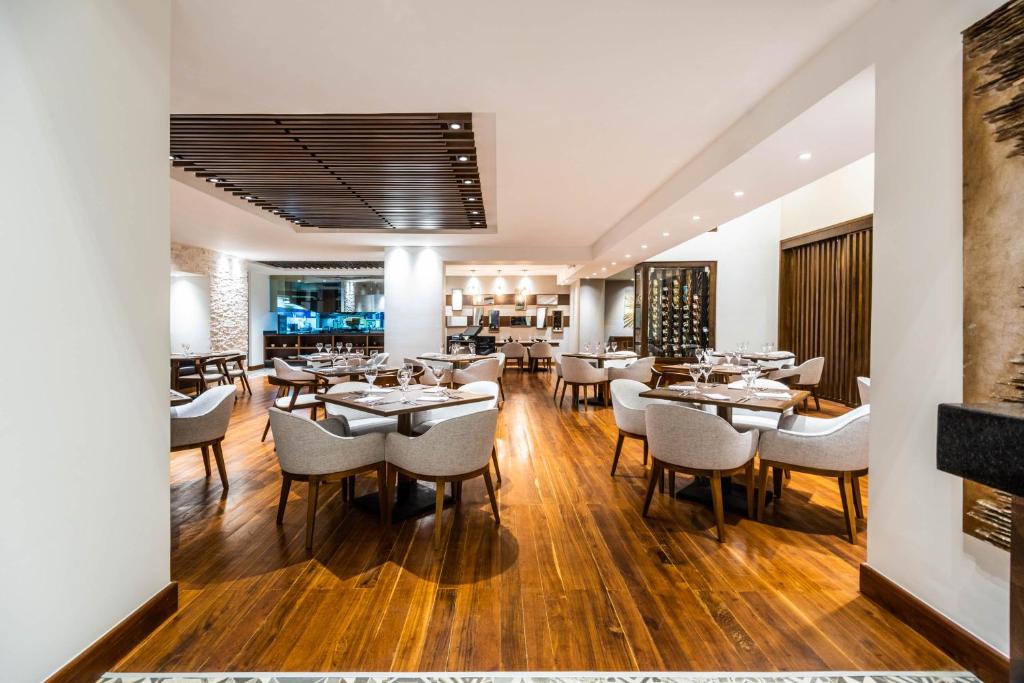 Un restaurante u otro lugar para comer en Hotel Dann Carlton Bucaramanga
