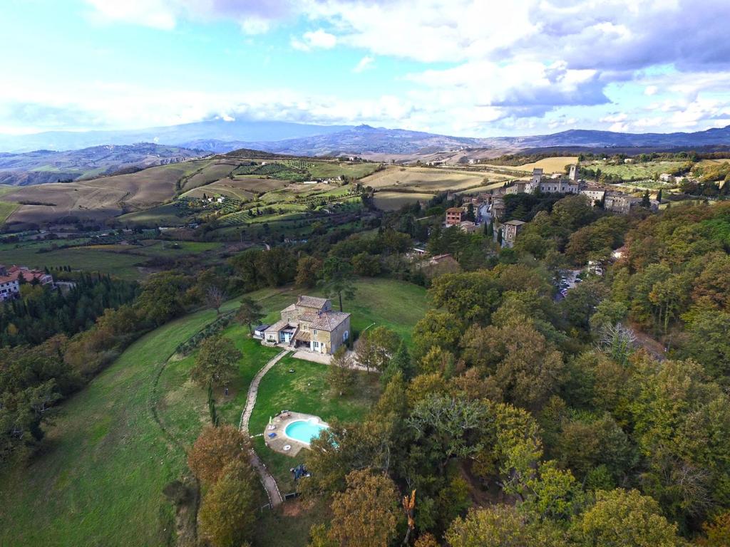 eine Luftansicht eines Hauses auf einem Hügel in der Unterkunft Il Podere Degli Artisti in San Casciano dei Bagni