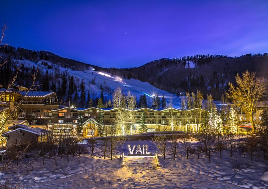 un hotel en la nieve por la noche en Manor Vail Lodge, en Vail