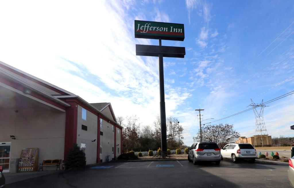 a street sign in a parking lot next to a building at Jefferson Inn Dandridge in Dandridge