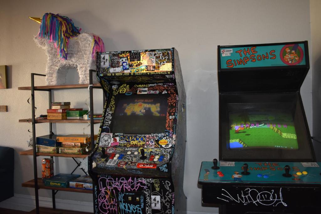 zwei Videospielmaschinen neben einem Videospiel in der Unterkunft HI San Diego Downtown Hostel in San Diego