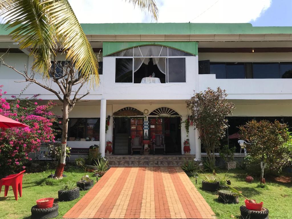 uma casa com uma palmeira em frente em Posada Nativa Trinsan Campestre em San Andrés