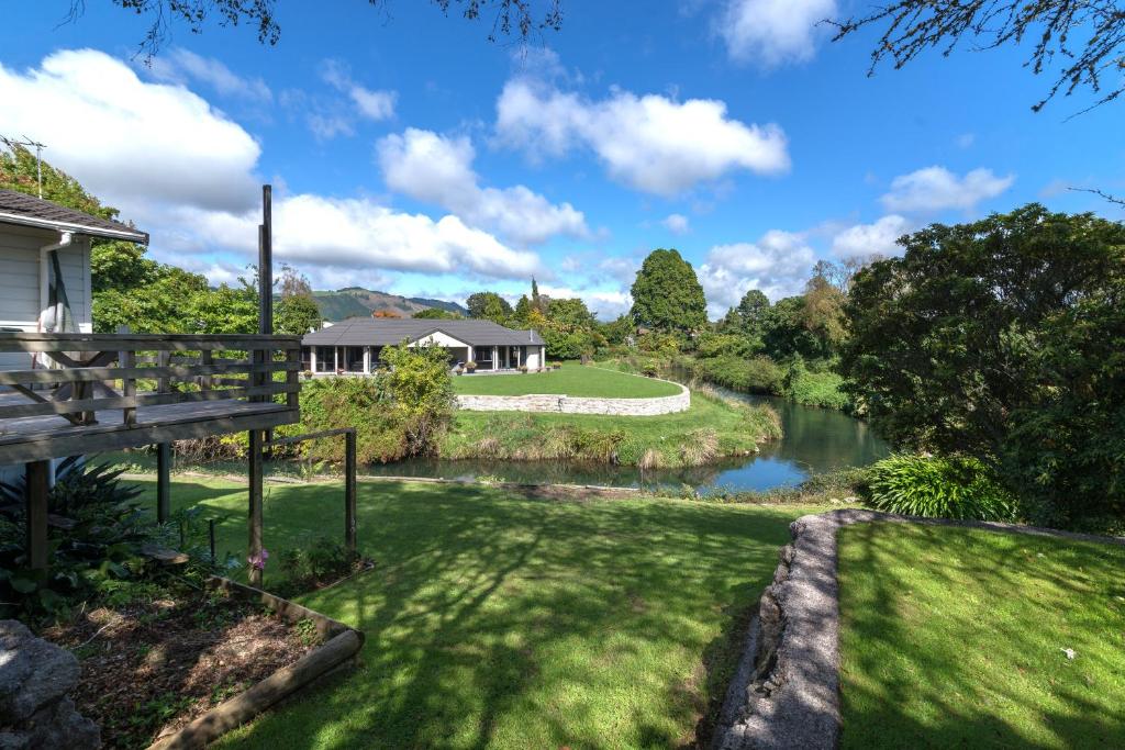 Classical Lockwood house nearby the stream - Resim 3