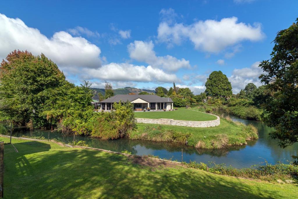 Classical Lockwood house nearby the stream - Resim 4