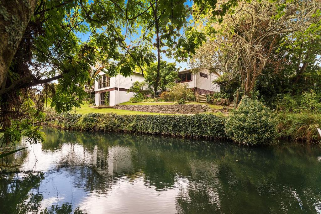 Classical Lockwood house nearby the stream - Resim 5