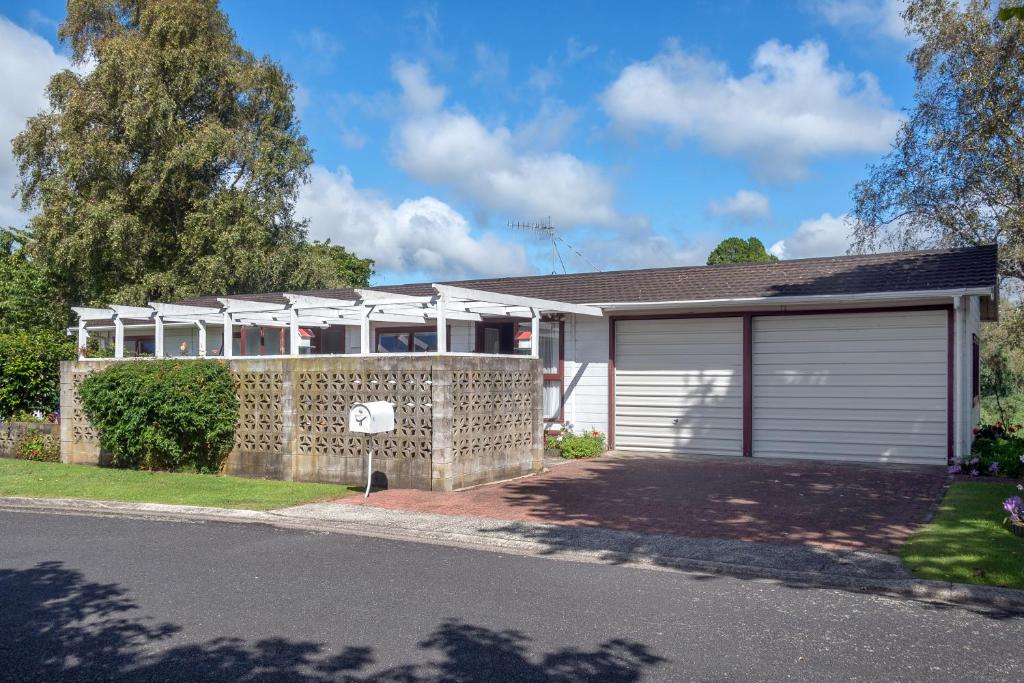 Classical Lockwood house nearby the stream - Resim 6