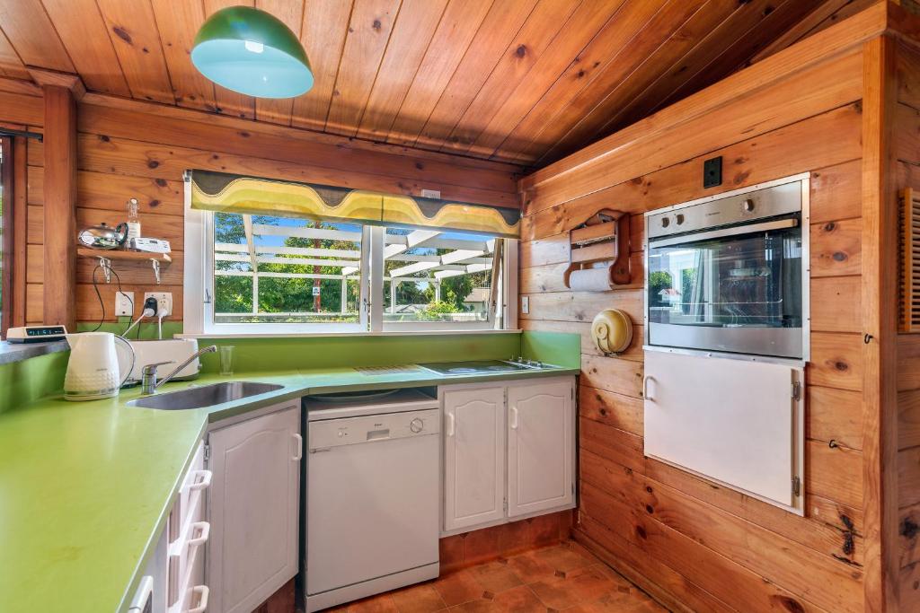 Classical Lockwood house nearby the stream - Resim 10