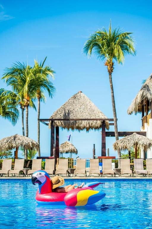 Bazén v ubytování Margaritaville Beach Resort Playa Flamingo nebo v jeho okolí