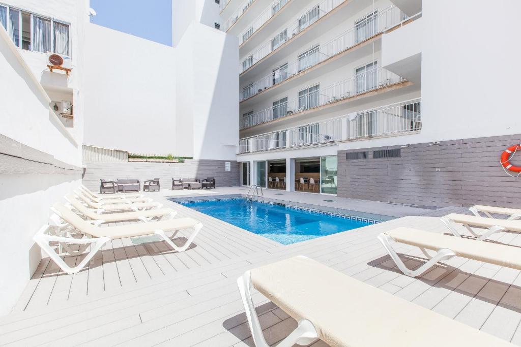 Bazén v ubytování Hotel Gracia nebo v jeho okolí