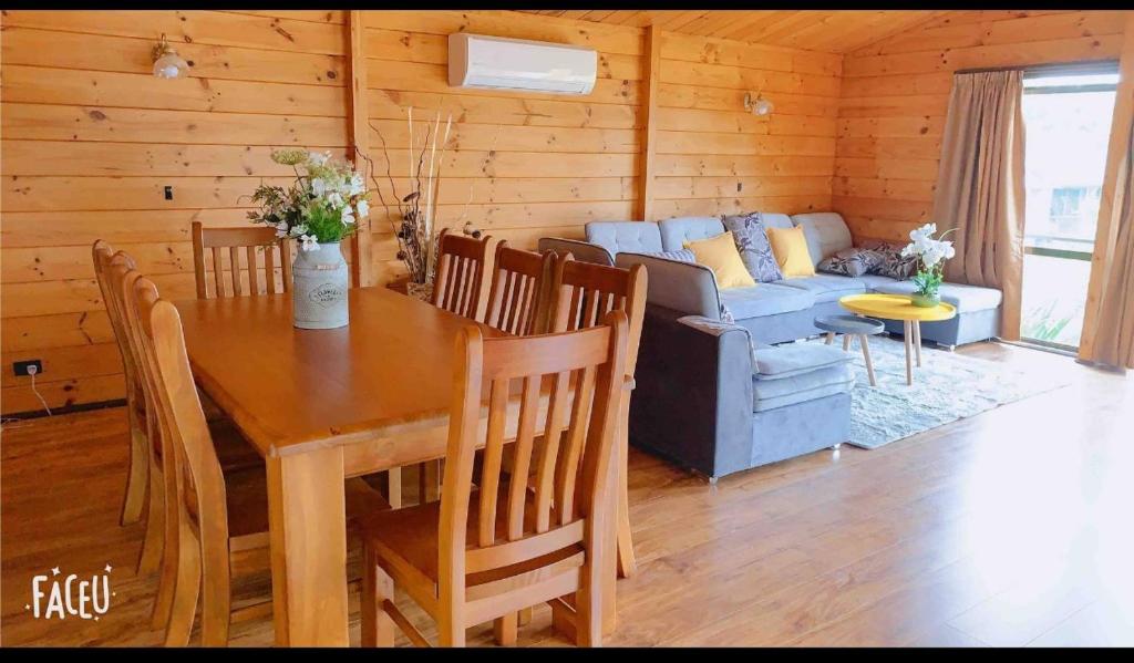 Classical Lockwood house nearby the stream - Resim 15