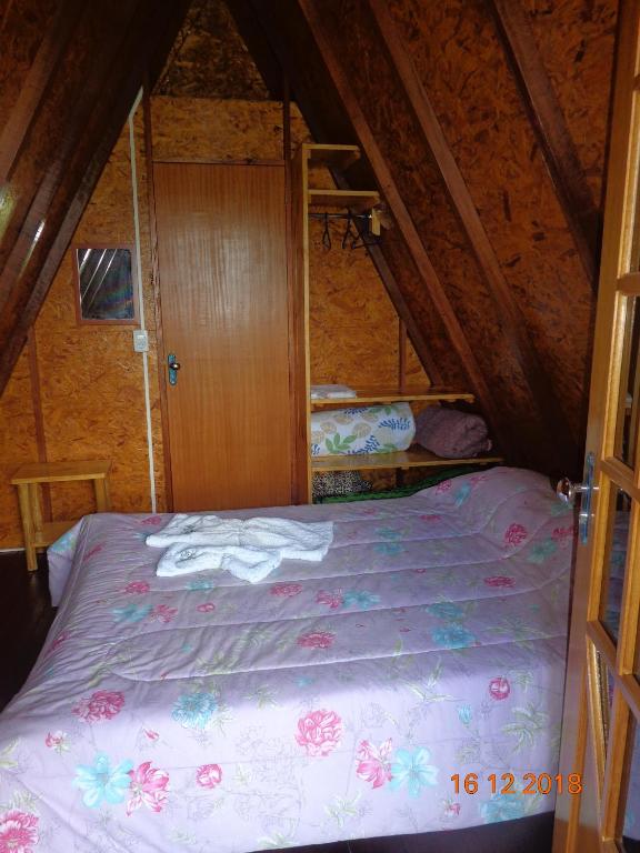 Postel nebo postele na pokoji v ubytování Recanto Mauá - Chalé Azaleia