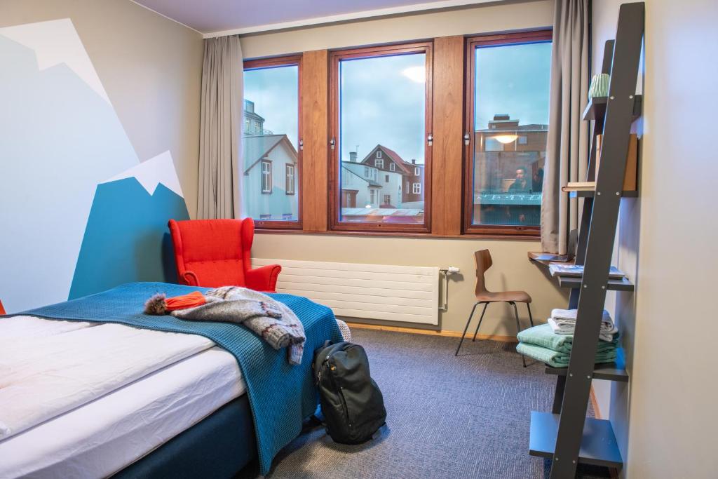 Postel nebo postele na pokoji v ubytování Loft - HI Eco Hostel