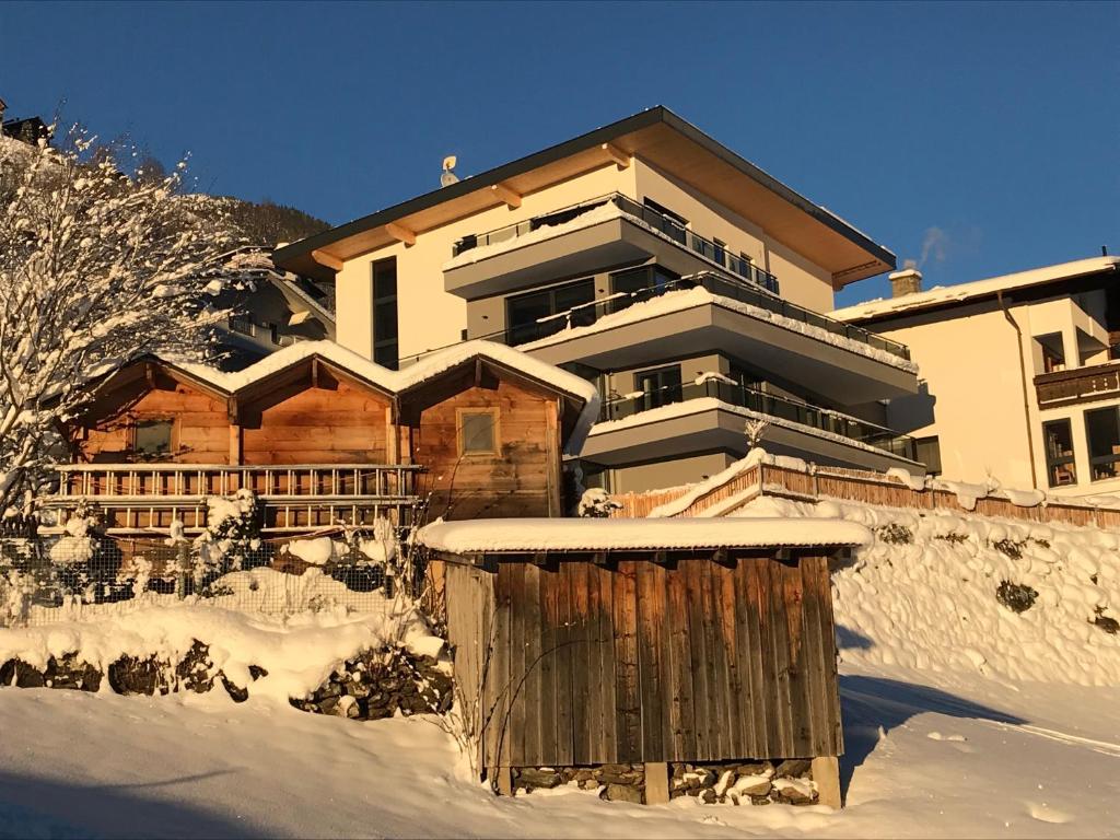 カップルにあるNauersの雪の大木造住宅