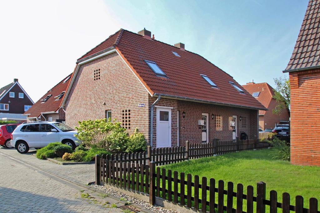 ノルトダイヒにあるFischerweg 5の赤い屋根の茶色レンガ造り