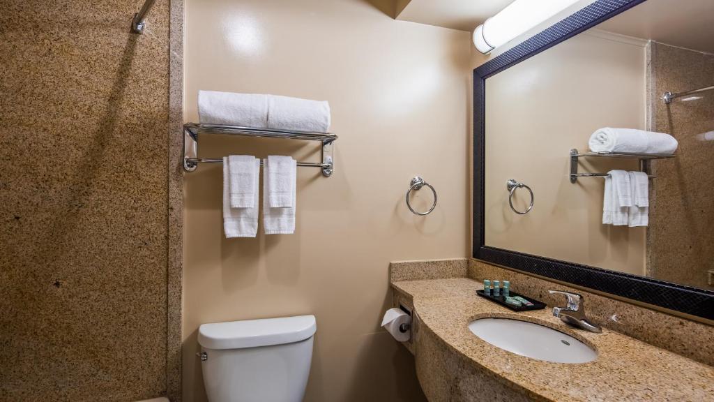 New Englander Inn Bennington photo